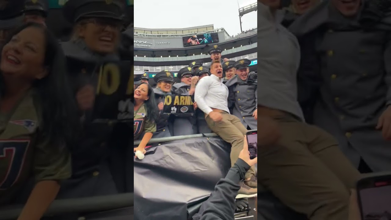 Gronk having fun at the Army-Navy Game  #armynavy #beatarmy #gonavy #gronk