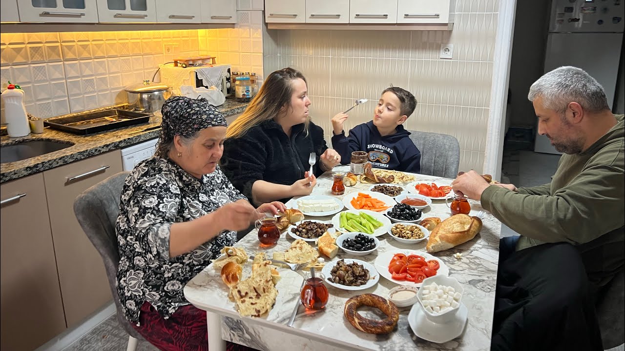 Lütfen anne sakin ol!!!Ben geldim artik🤷‍♂️sen sahipsiz değilsin⁉️ #kahvaltı #aile #food #çaycuma 