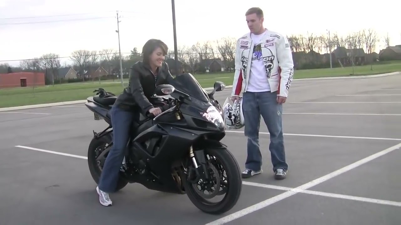 Husband teaches💍 his wife to ride a motorcycle😍💕