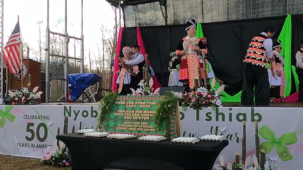 Ib Xyoo Laus Zus ( Txiv Txawj Qeej Nyob NC New Year)