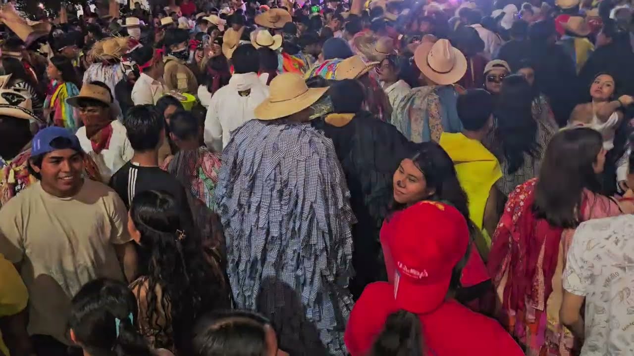 Comparsa  de los viejos en el jardín municipal  cuarto domingo de carnaval putleco 2026