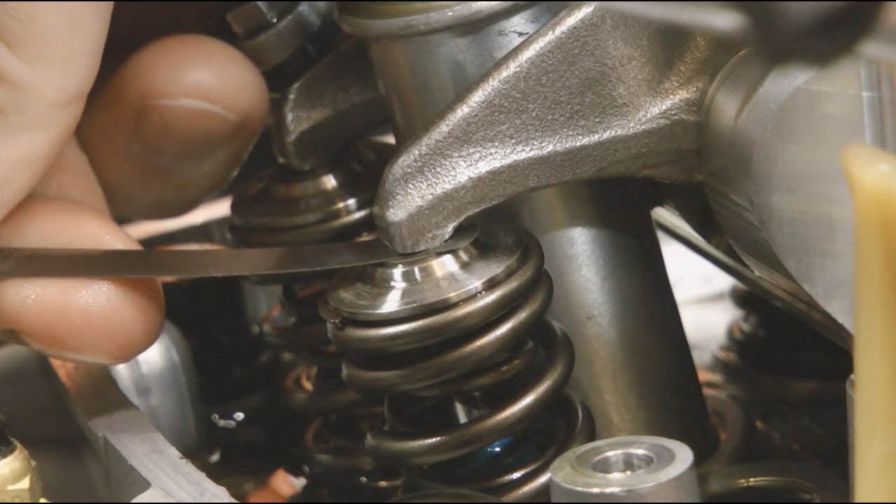 Hott Boy's Garage - Ep. 20 - How to Adjust Valve Clearances and Set Cam Timing on a Honda TRX450R