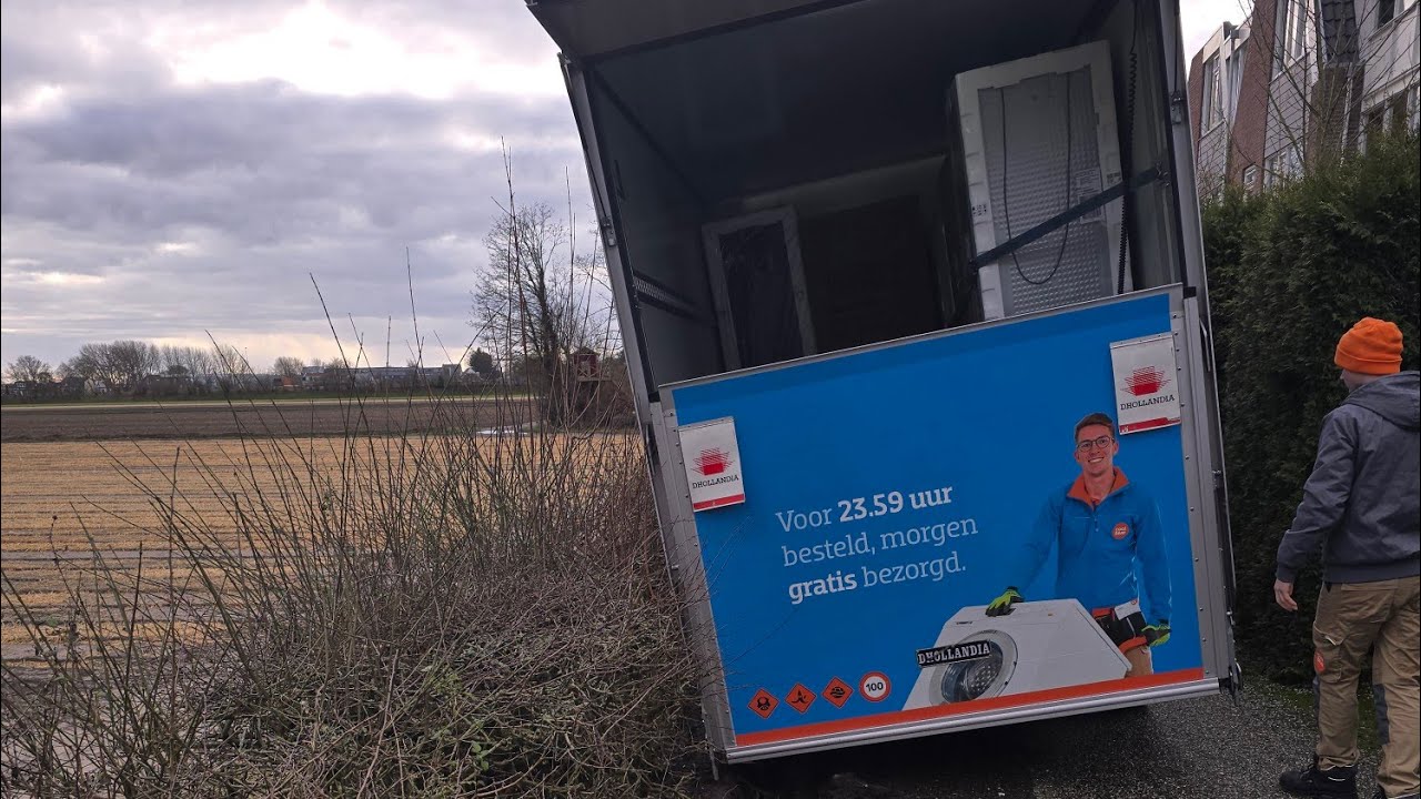 #takelverhalen 84: Bezorgbus dreigt in 3 meter lager gelegen akker te vallen