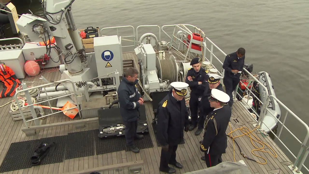 Duikers oefenen havenbewaking op het IJ