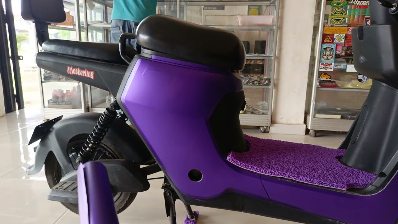 Sepeda listrik pasang skotlet warna ungu