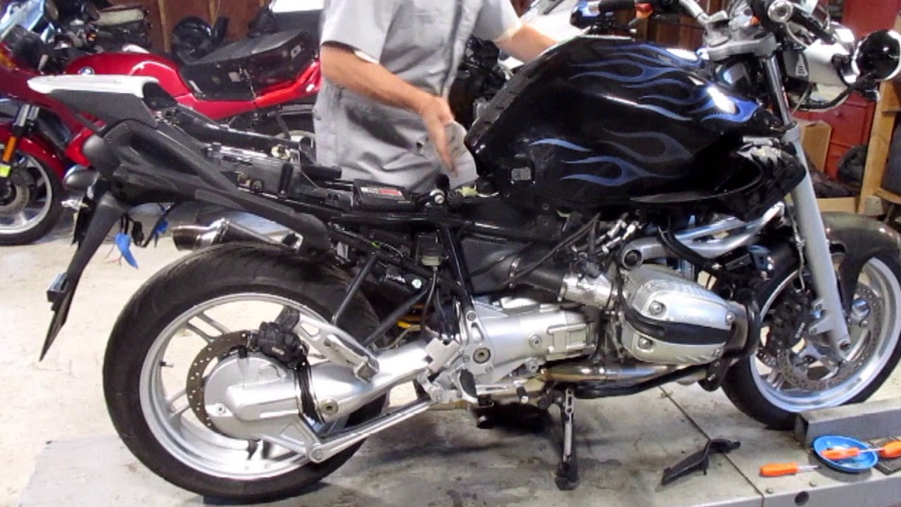 BMW Service - R1150R battery removal