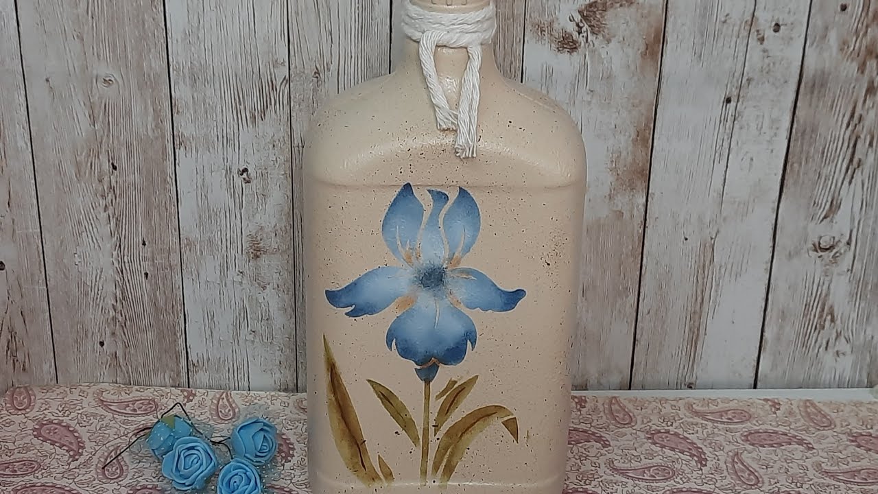 Ideia de Decora&ccedil;&atilde;o de Garrafa com Stencil de flor - Ideia F&aacute;cil.