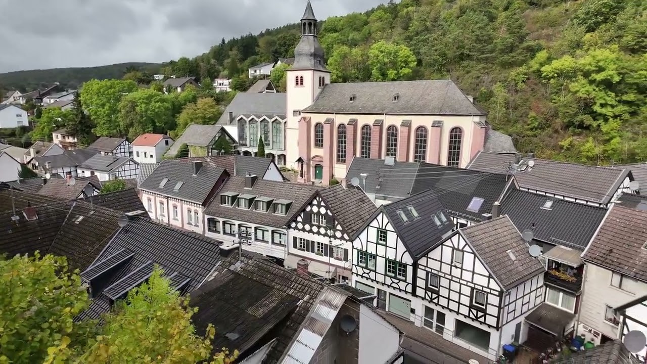 Hengeburg in Heimbach -  kleiner Rundgang bis zur Burg mit tollem Ausblick auf die Altstadt.
