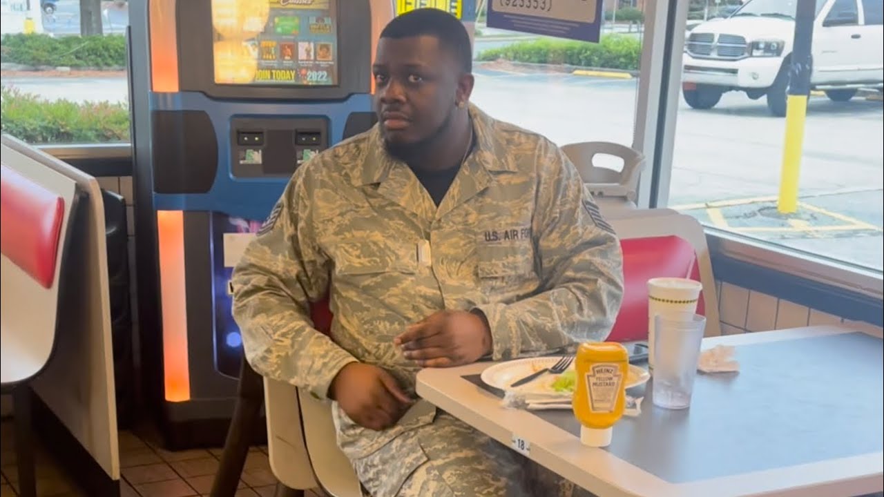 Wow! Fake veteran tried to eat for free and gets caught by a real veteran 😳