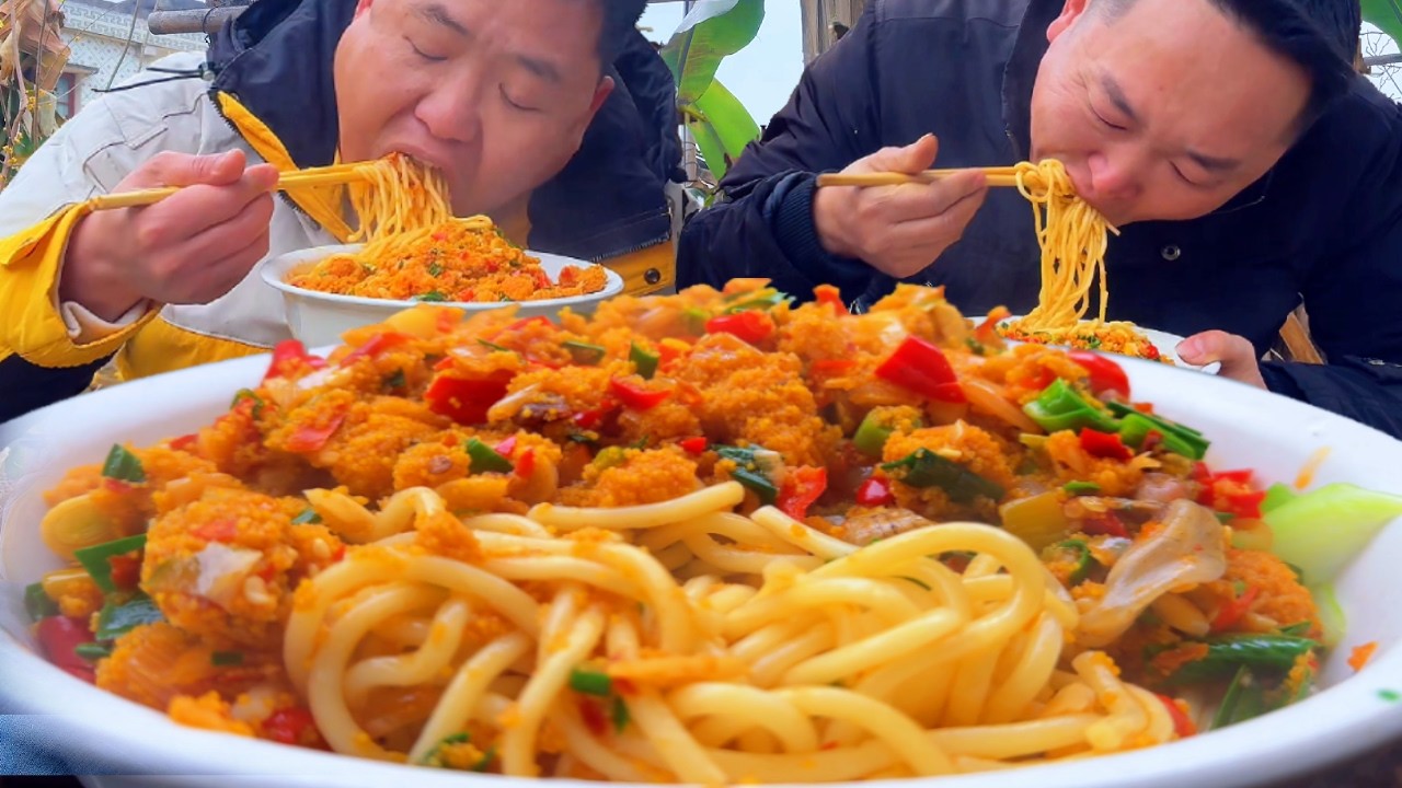 摘點蒜苗，二弟做“魚籽麵”，勁道爽滑大口嗦過癮【鐵鍋視頻】
