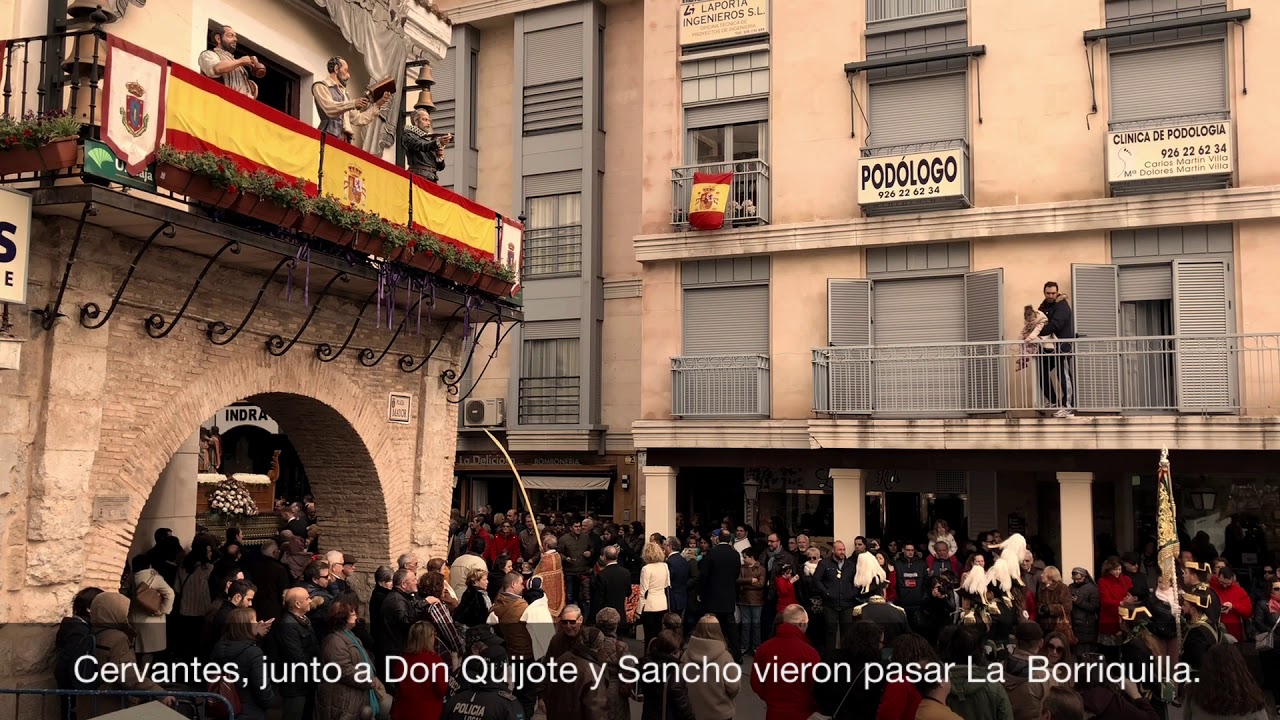 Las Palmas procesiona en la plaza Mayor de Ciudad Real delante de Don Quijote.