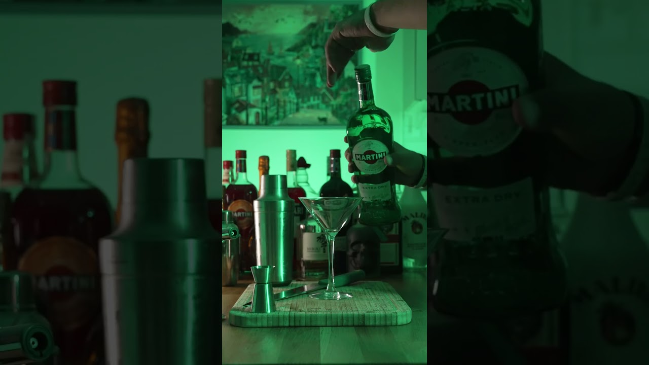 #cocktails #cocktailvlogs #cocktailreview #drink #cocktailsofinstagram Basil Martini🍸