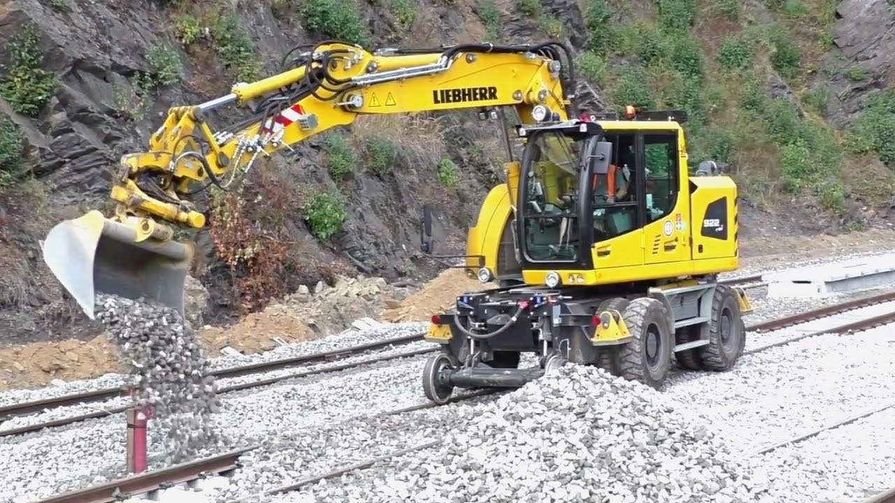 Liebherr 922 Rail in action