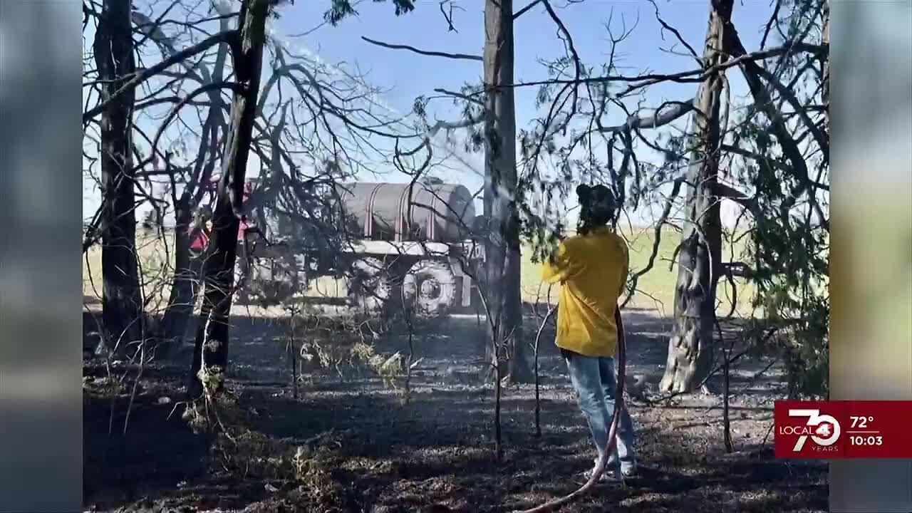 Пожарные расчеты в округе Клей борются с послеполуденным травяным пожаром.