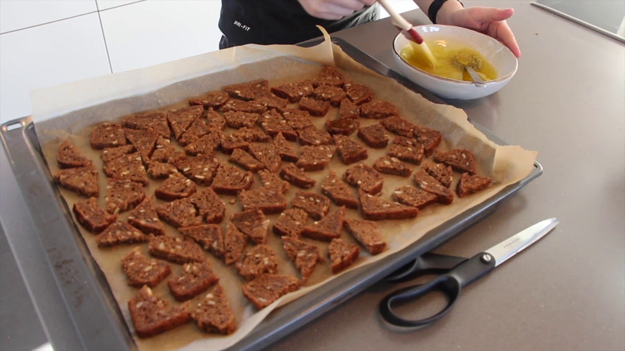 Spr&oslash;de rugbr&oslash;dschips med havsalt og hvidl&oslash;g