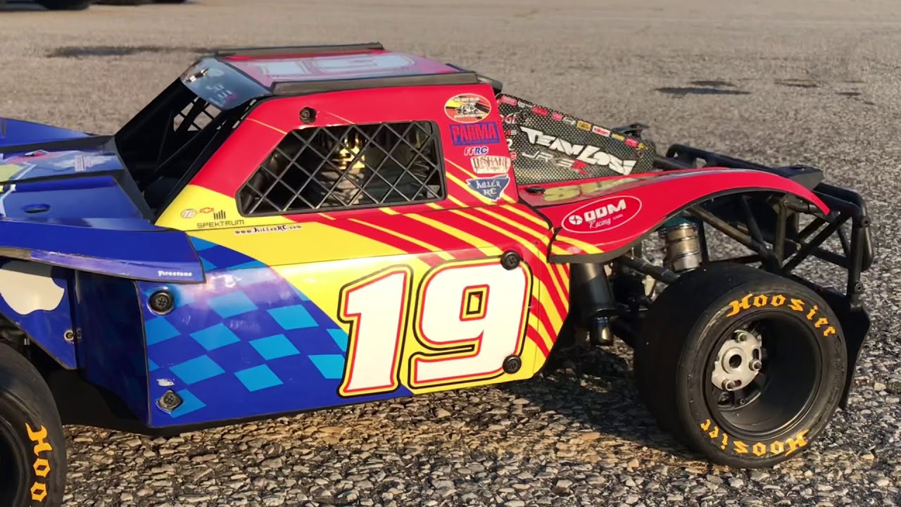 Team  Losi 5t with a rcmax 71cc porter