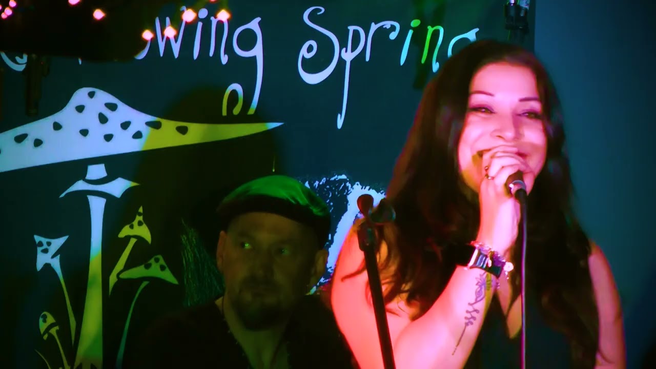 Selina and the Howlin' Dogs performing Gemima at The Flowing Spring