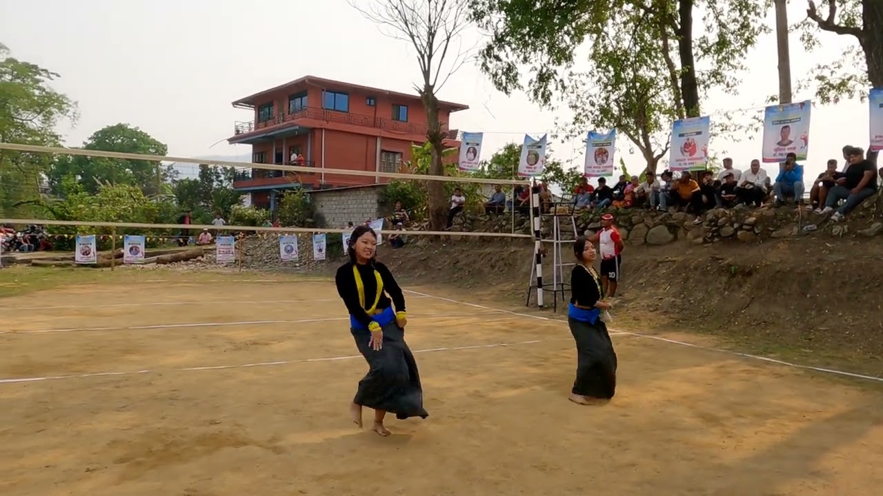 Gorkha khukuri , Arelai kadaile malai chwassai ,Pan khayo Maya la Chuna haler dance ......