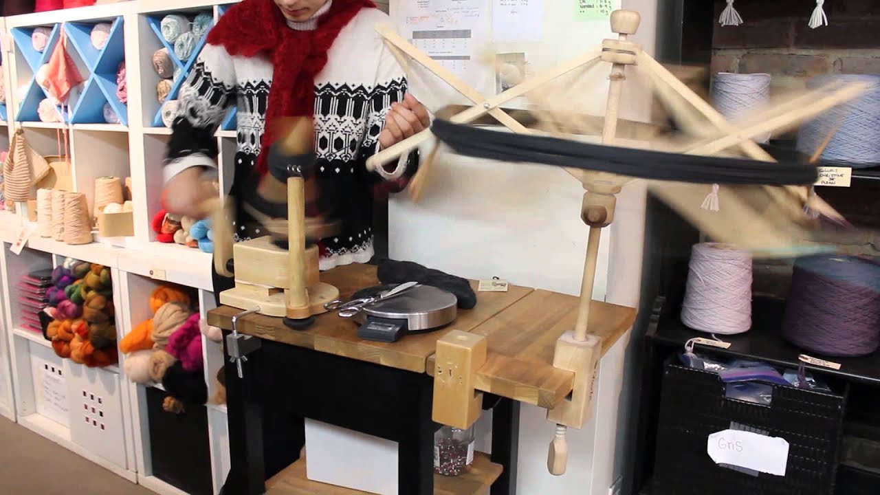 Mise en bobine d'un écheveau de laine