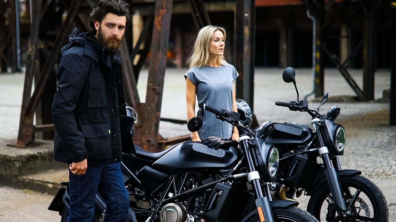 Husqvarna Svartpilen 701 - Riding in the Dark Streets