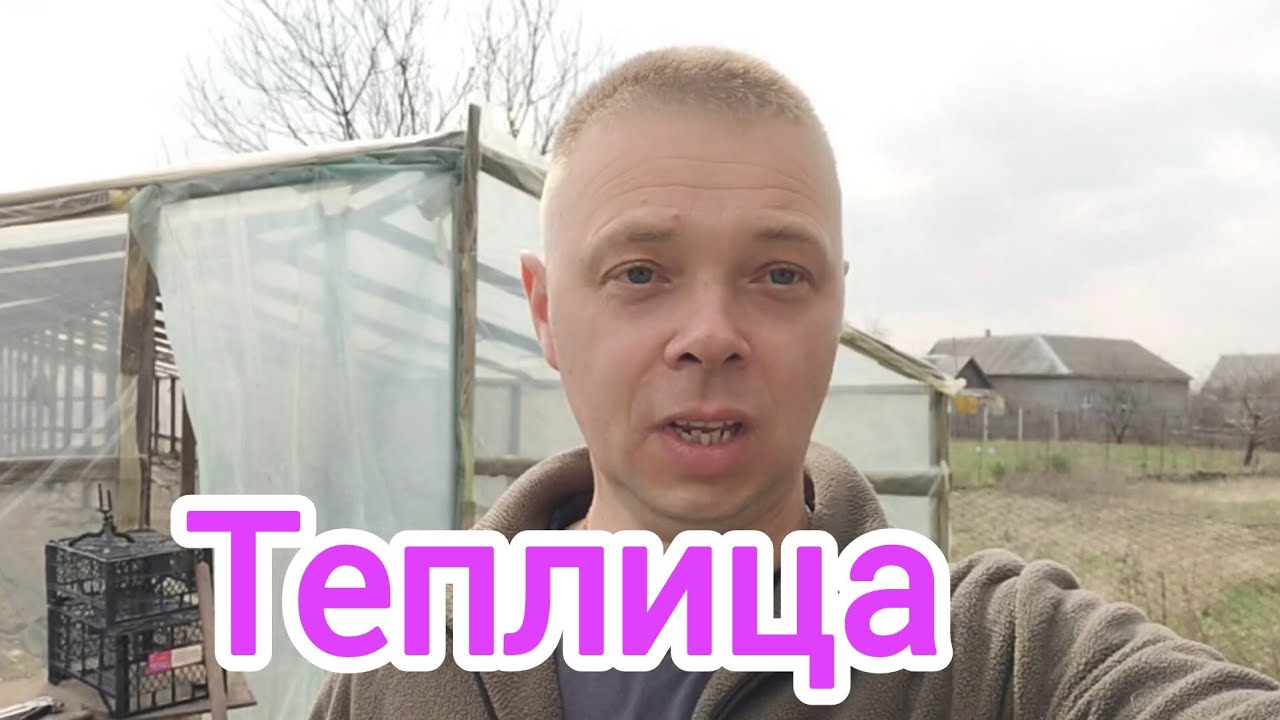 Парень восстанавливает старую теплицу.