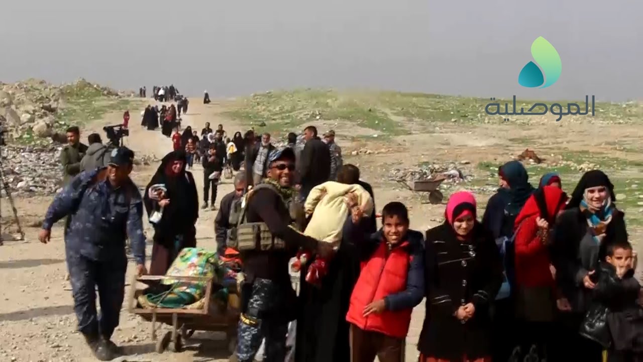 الشرطة الاتحادية تستقبل عشرات العوائل النازحة من الجانب الايمن للموصل