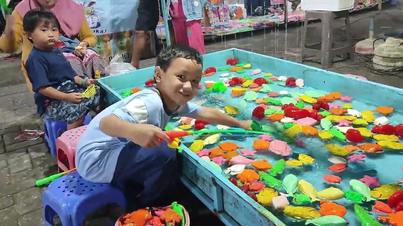 MAINAN ANAK MANCING IKAN DI PASAR MALAM -