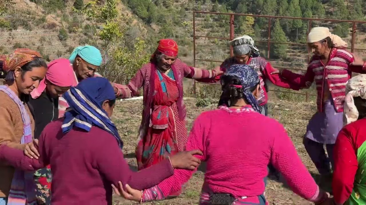 गाँव नाकुरी के भैरव मंदिर में महिलाओ के द्वारा थाड़िया गीत की प्रस्तुति 