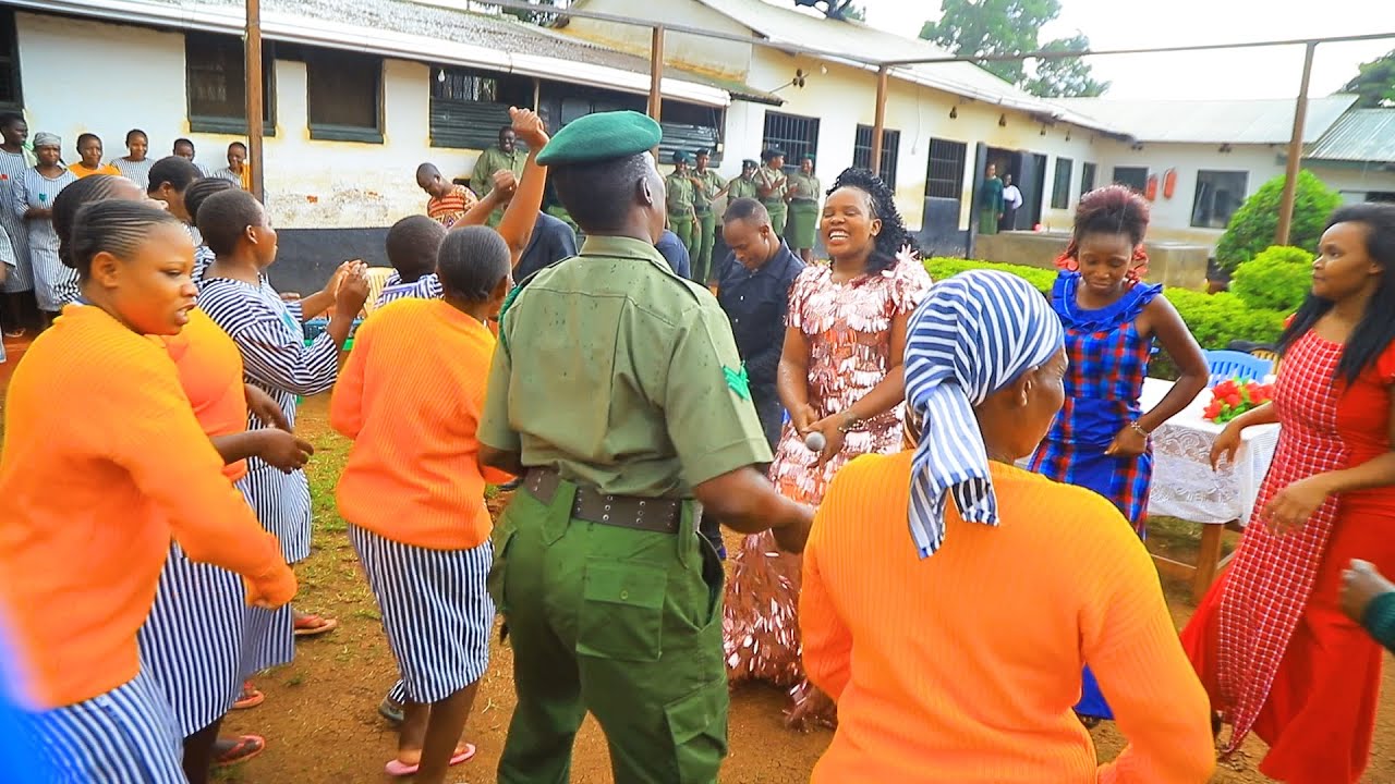 Ev.Fenny Kerubo atimua kifumbi cha  denzi Kisii Prison akiwa na wafungwa pamoja na askari