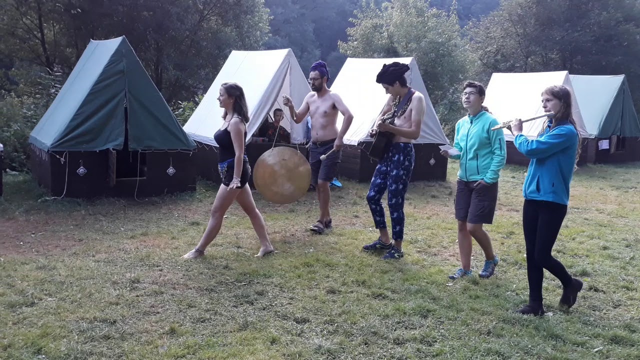 Před-budíček na skautském táboře