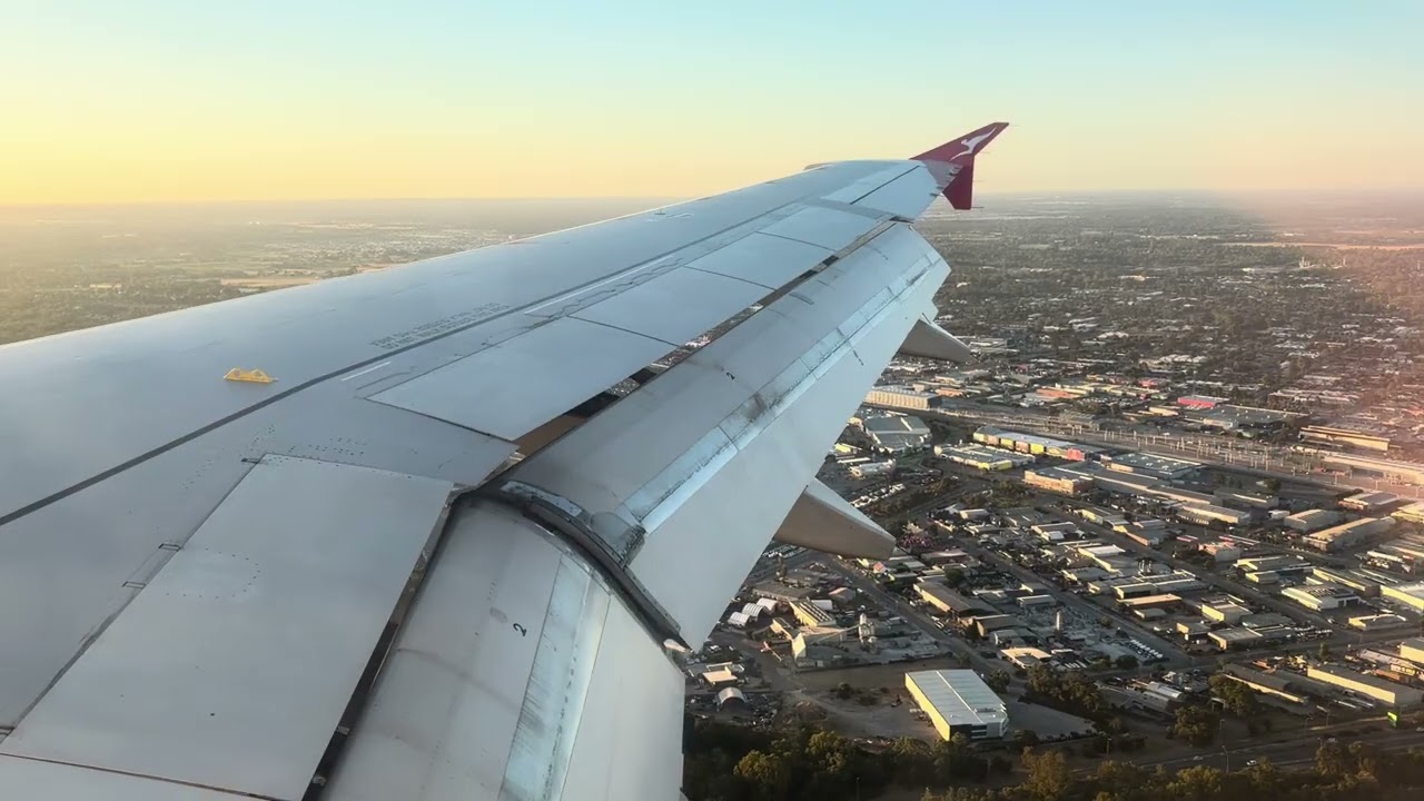 Qantaslink A320 landing runway 24 Perth Airport YPPH 