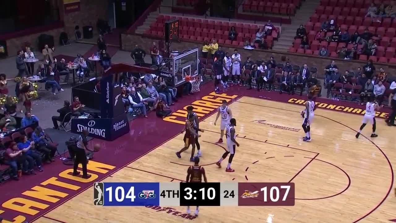 Kobi Simmons rattles the rim on the finish!