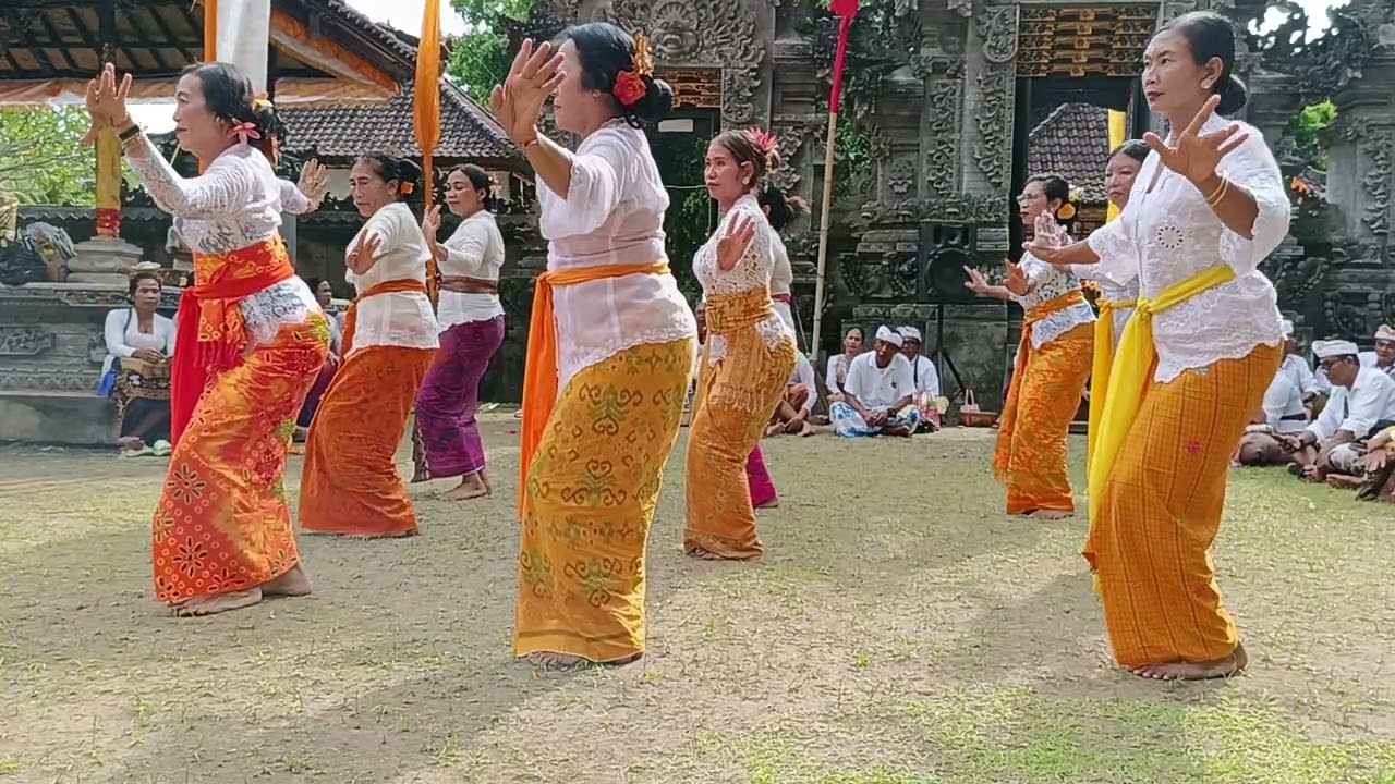 Tari Rejang Taksu Bhuana piodalan ring pura dalam 
