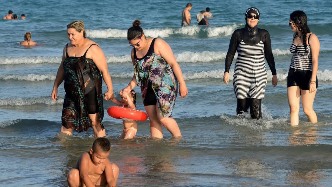 جولة في بحر حلق الواد la Goulette و عرض لعديد الحورات مع المصطافين ...#2025 #بحر #اكسبلور #تونس #شط