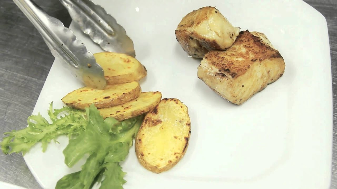 Surub&iacute; con papas y salsa Roquefort