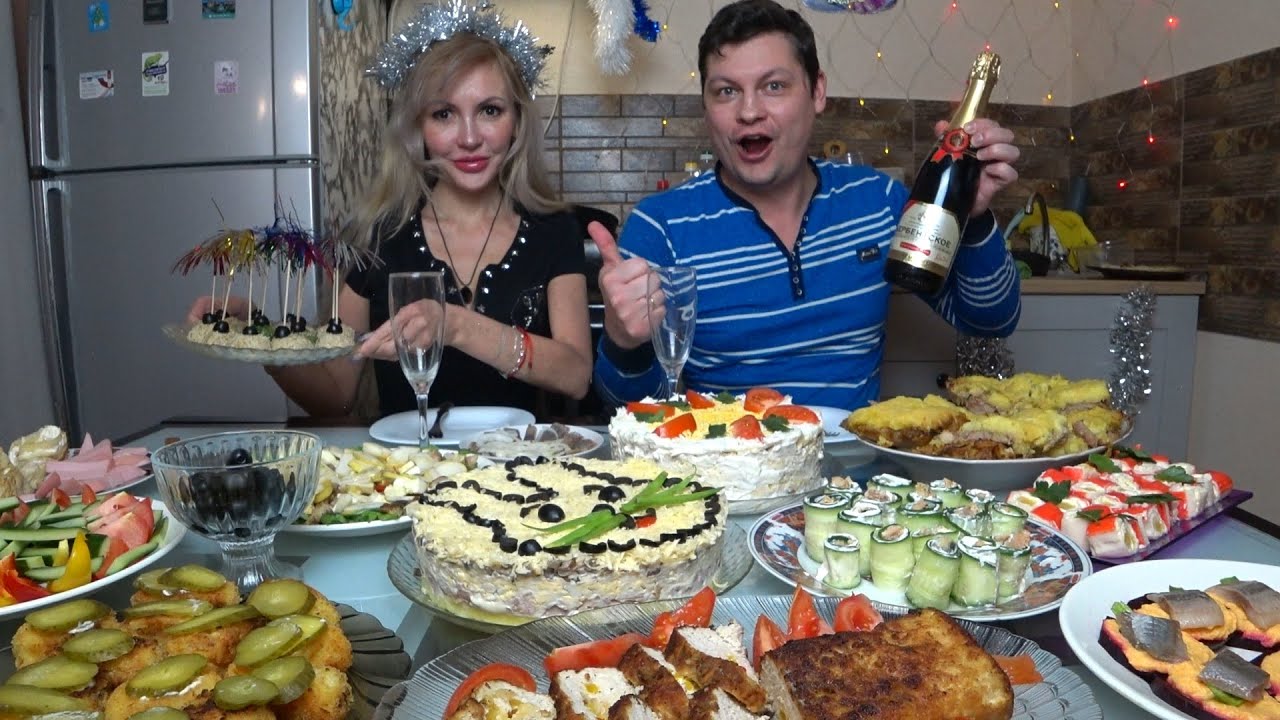 МУКБАНГ 😋 Пробуем БЛЮДА НОВОГОДНЕГО СТОЛА за 2500 рублей 🎄🎅