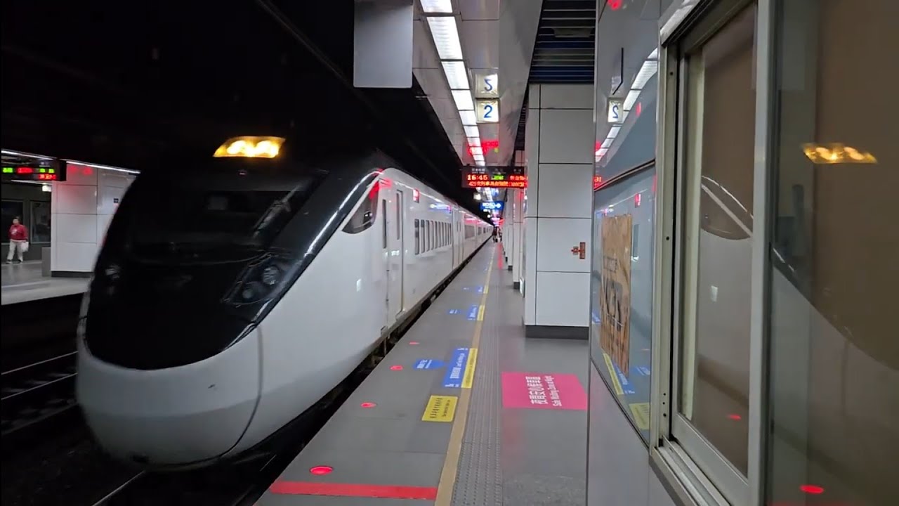 421次台東發車開往樹林東部超優質直達EMU3000型十二輛編組EMU3007皮蛋豆腐騰雲號紅色帶新城際自強號列車，1218次苗栗開往基隆銀綠色微笑號EMU900型十輛一編組EMU952車王編組區間車