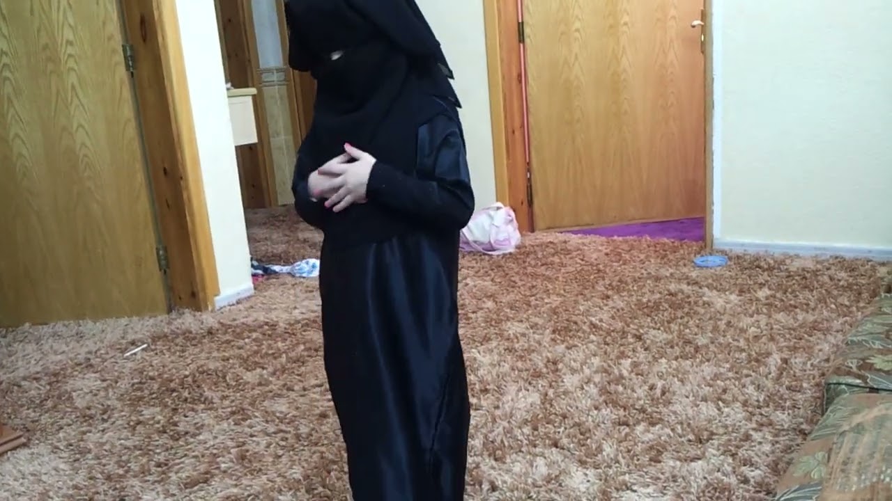 تصلي بحجاب وضحك هههه