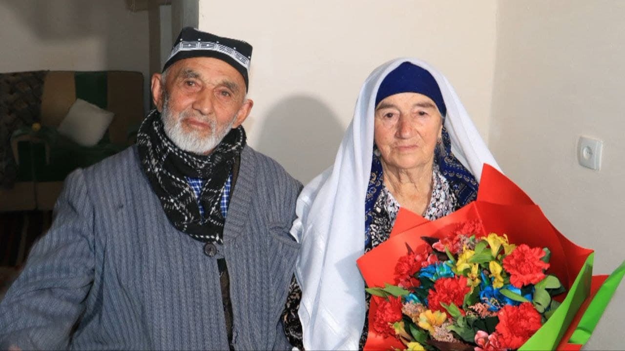 Деҳаи Оқсой зодрӯзи Пӯлод бобо ва Ибодат биби  Табрик аз номи Оилаи Фаренуш ака