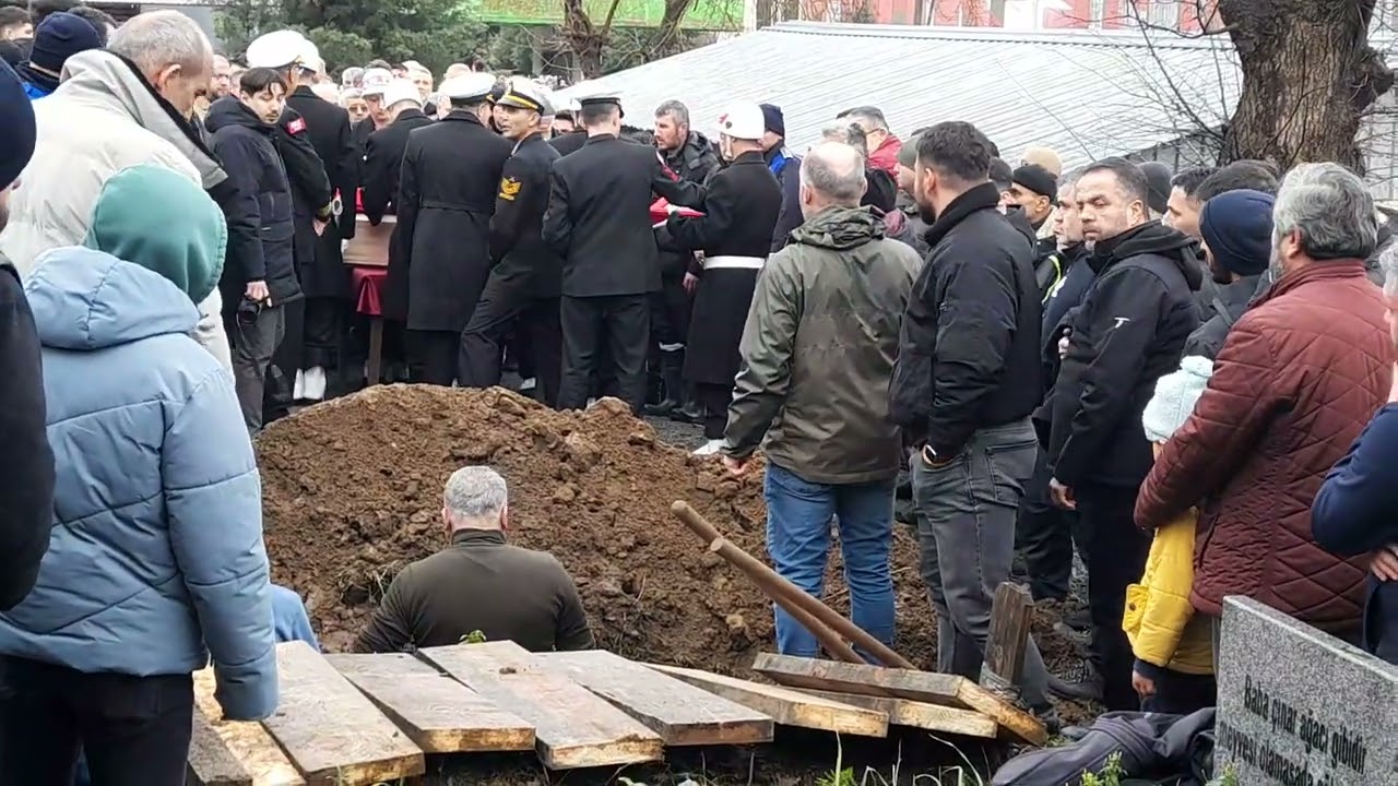 Bir baba için en zor an: Oğlunu defnetmek için mezara inmek!!