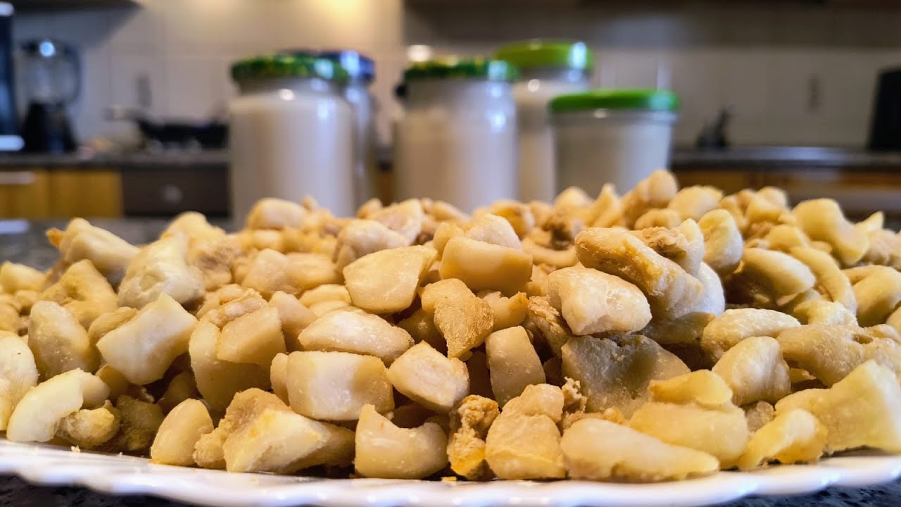 Come fare la Sugna e i Ciccioli in Casa - Ricetta della Sugna e dei Cicoli di Maiale - Strutto
