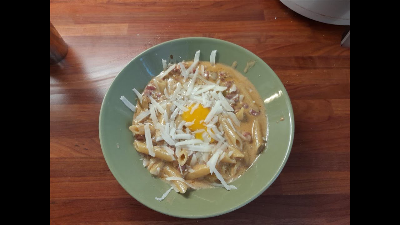 Pekonipasta kermassa eli pasta Urponara