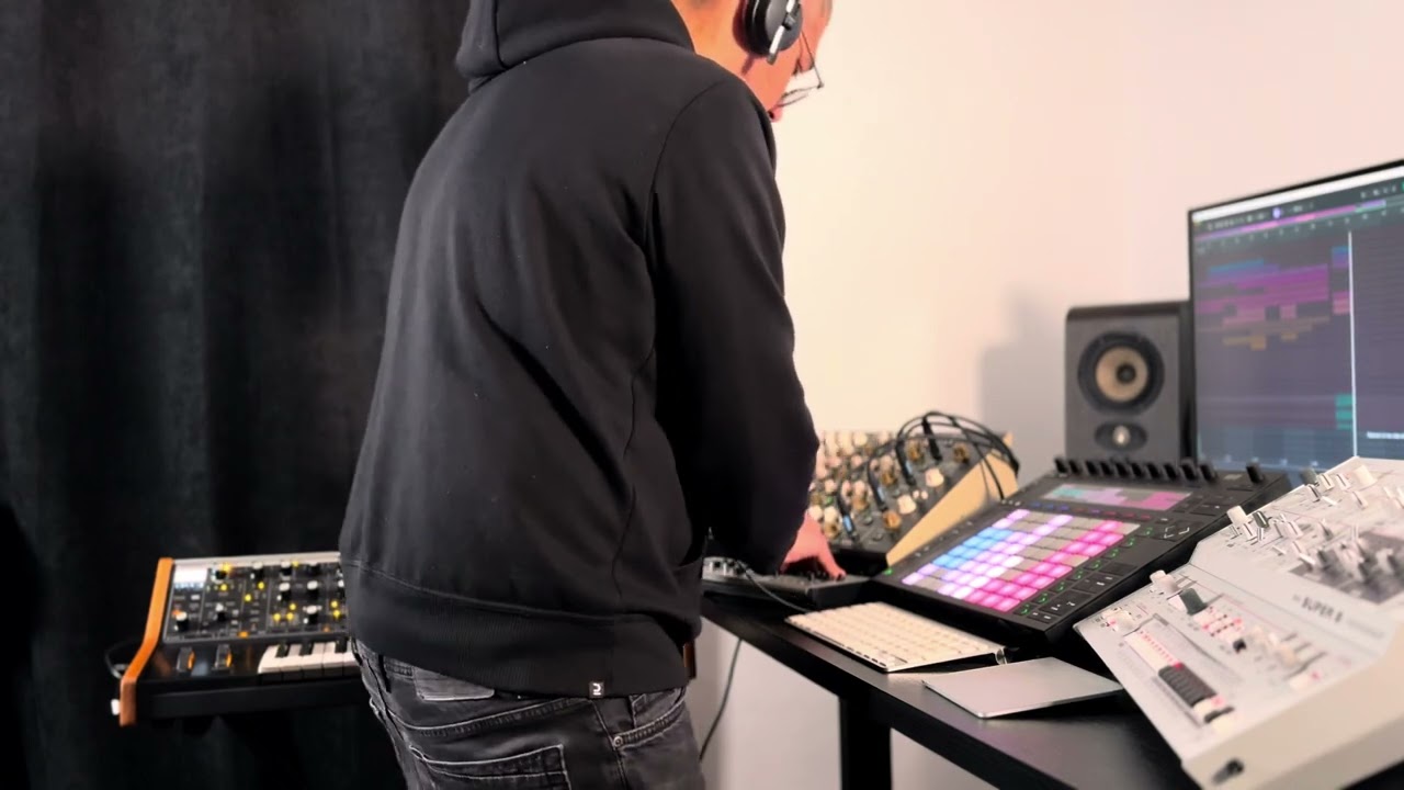 Flow 11 - Melodic Techno JAM -  Perfoumer MKII, UDO Super 6, Moog Subsequent 37, SH01A Ableton