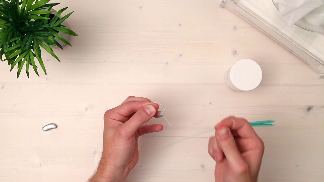 Comment nettoyer une aide auditive avec un tube fin