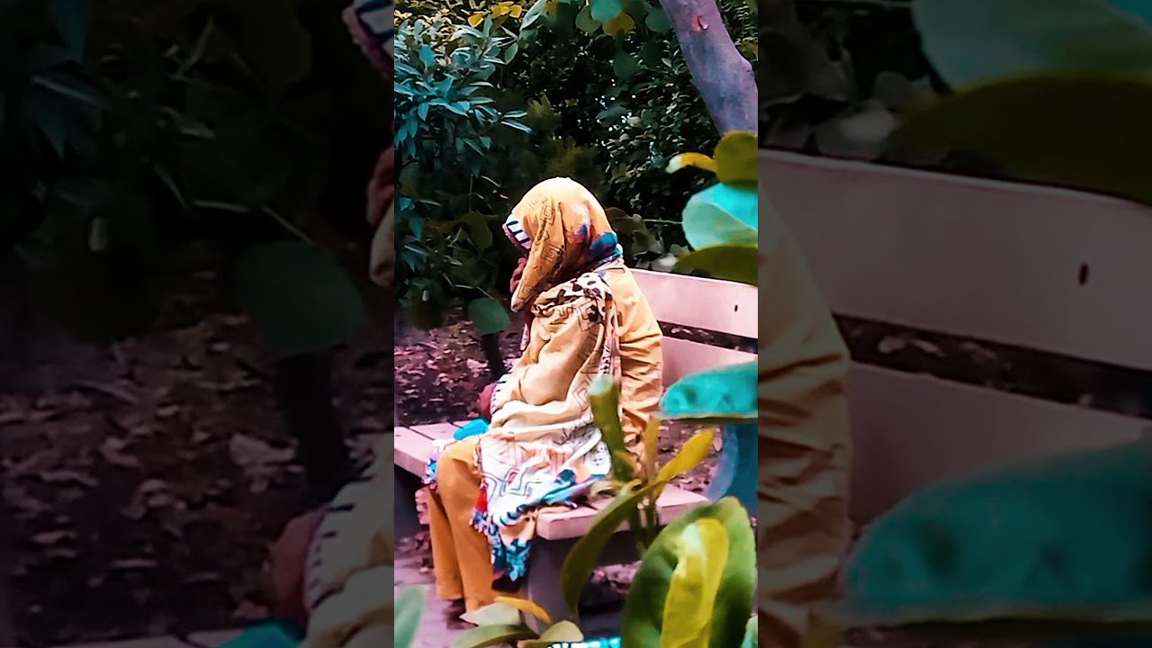 Food Give to deserving poor women #unknownhelper #poorwomen #emotionalvideo #foryou #viral