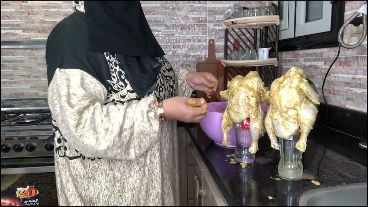 عملتلكو احلي طريقه فراخ مشويه وبطريقه مختلفهههه جدا 💪 علي الازازههه تعالو شوفو الطريقه 😂😂😂