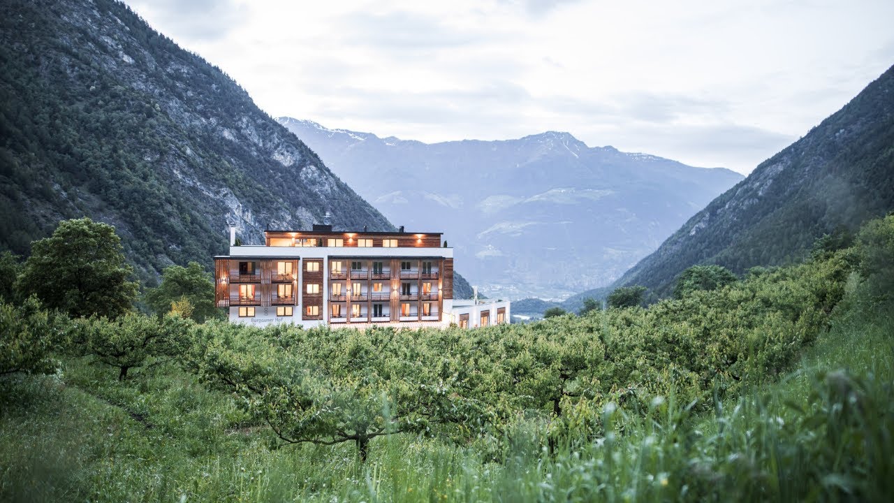 Wander- & Wellnesshotel Burgaunerhof | Hotel im Vinschgau mit Ausblick auf die Südtiroler Berge