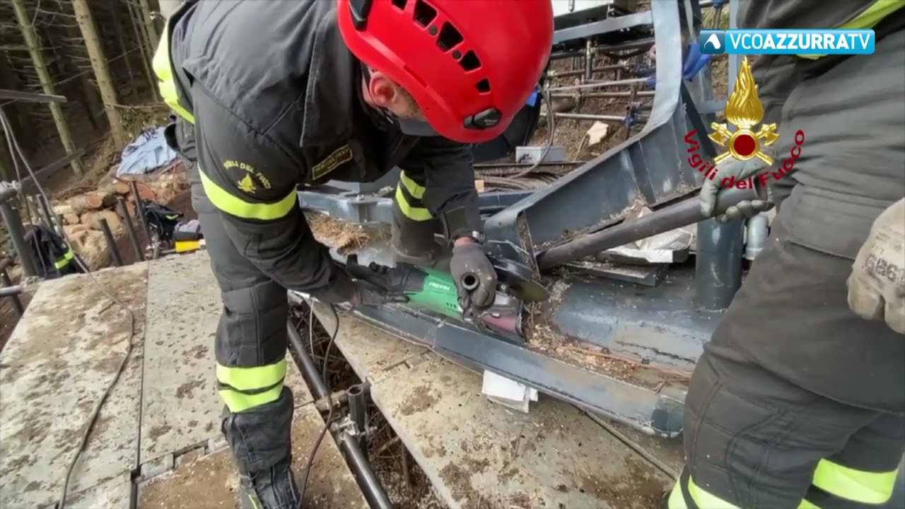 Mottarone, sezionato il tetto della cabina della funivia precipitata
