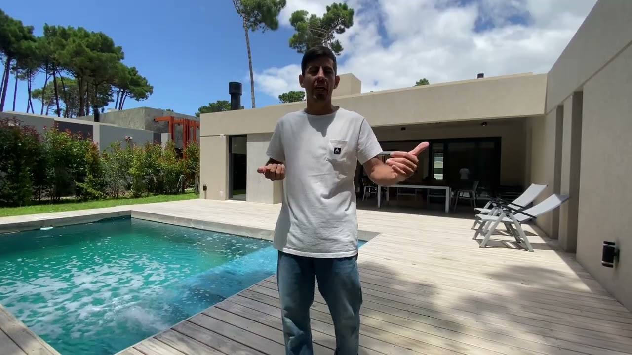Recorriendo una casa minimalista en el barrio Pioneros de Pinamar