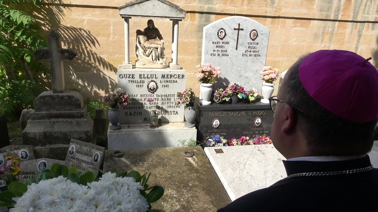 L-Arċisqof ibierek il-qabar ta' Gużè Ellul Mercer